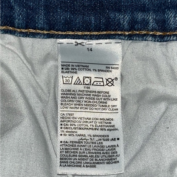 Old Navy Mid-Rise Boyfriend Straight Ripped Cut-Off Jeans • Size 14 - Picture 10 of 12